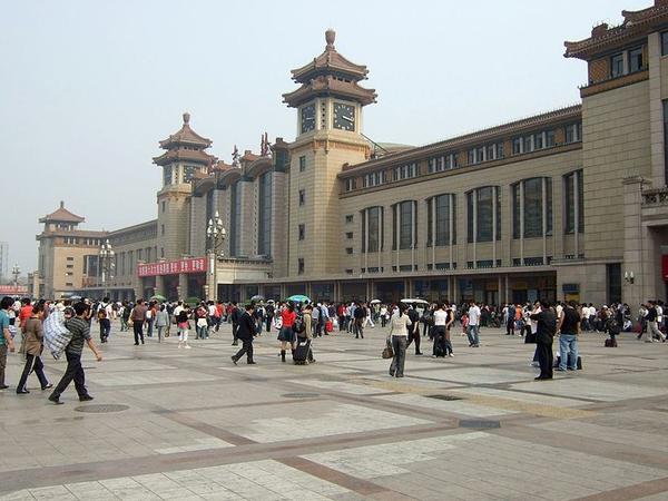 在北京火车站,天安门,前门等人流密集的闹市区,永远流窜着发北京一