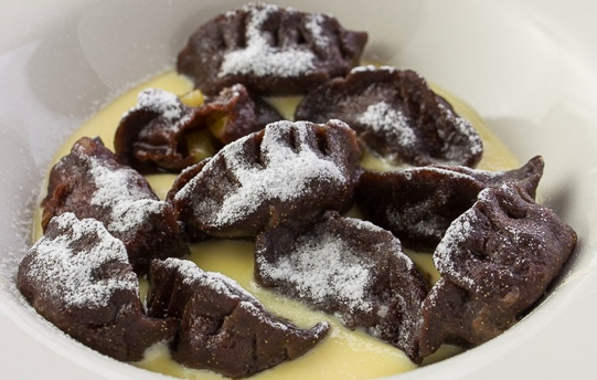 稠李饺子因其棕色的外皮常常被人当成巧克力饺子.