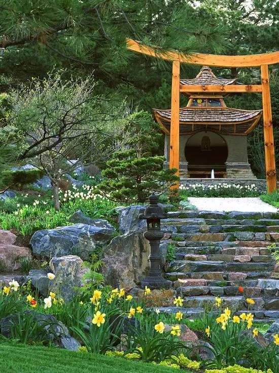 扁平的石头;通常可作为大边缘不规则的宽片石板是漂亮的庭院和人行