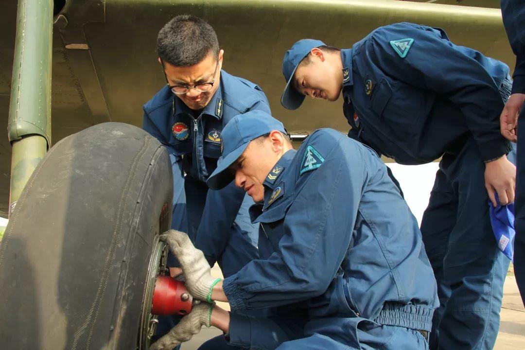 機務兵小哥哥到底有多帥戰鷹知道我們也知道