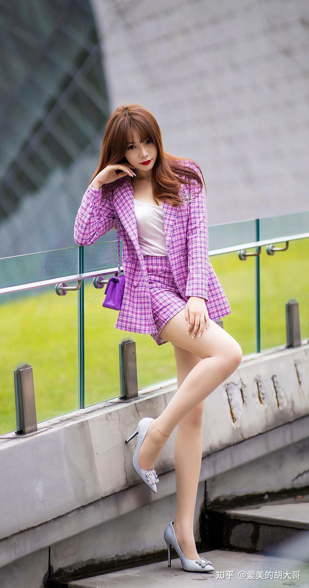 95后嫩模陈芝街拍写真紫色格子ol制服搭蓝色高跟鞋干练简洁又性感