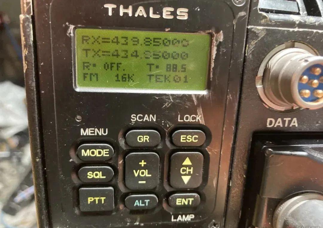 拆了一个美军电台PRC-148 JEM和配套车载功放AN/VRC-111,设计不是一般复杂! - 知乎