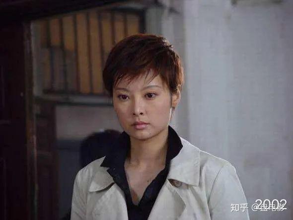 2004年,民国剧《啼笑因缘》中大小姐何丽娜,袁立卷发刘海颇为小家碧玉