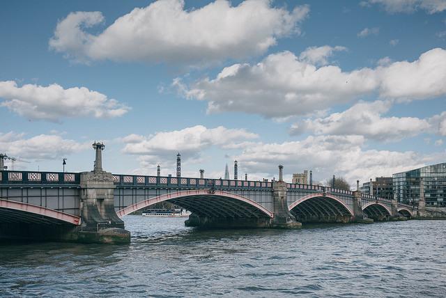与绿色(这是下议院皮革长椅颜色)的威斯敏斯特桥(westminster bridge)