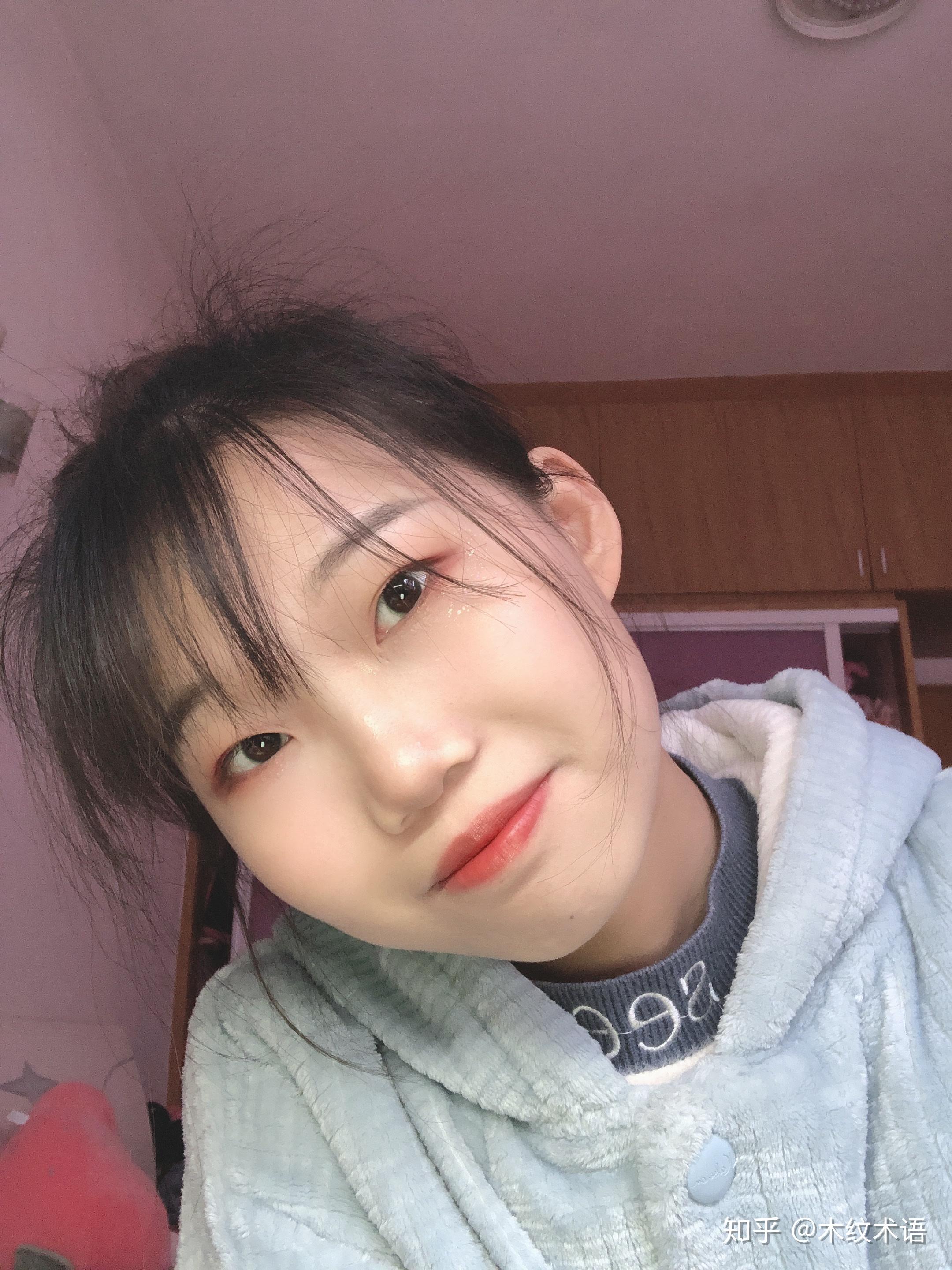 有没有那种单眼皮小眼睛塌鼻梁厚嘴唇但还挺好看的女生