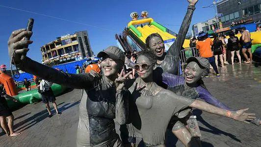 泥巴表示对健康和美好愿望的祈祷人们把泥浆抹到别人身上很多外国人都