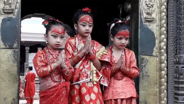 尼泊尔活女神和僧人图片