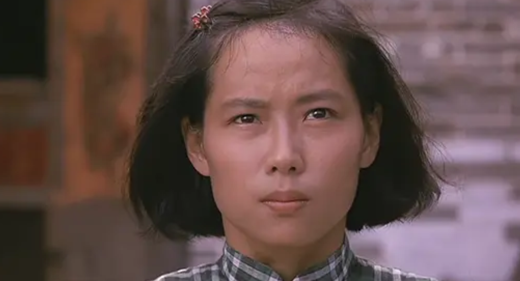 成了广告模特的叶童又被导演谭家明看中,让她参演了电影《烈火青春》