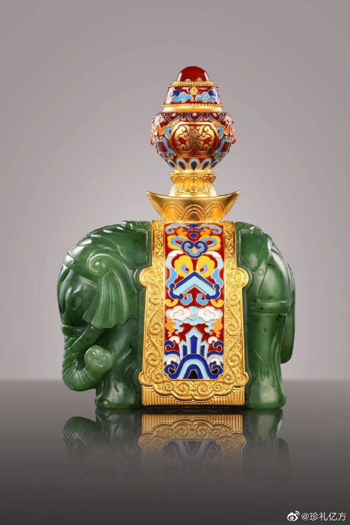 据悉,《太和宝象》以紫禁城太和殿内宝座两侧的文物"太平有象高香几"