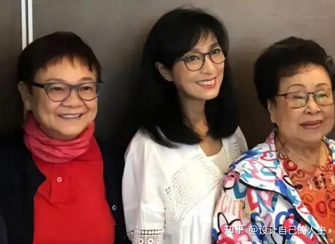 米雪和胡慧中同框一个干巴巴身材一个皱纹横生原生态漂亮