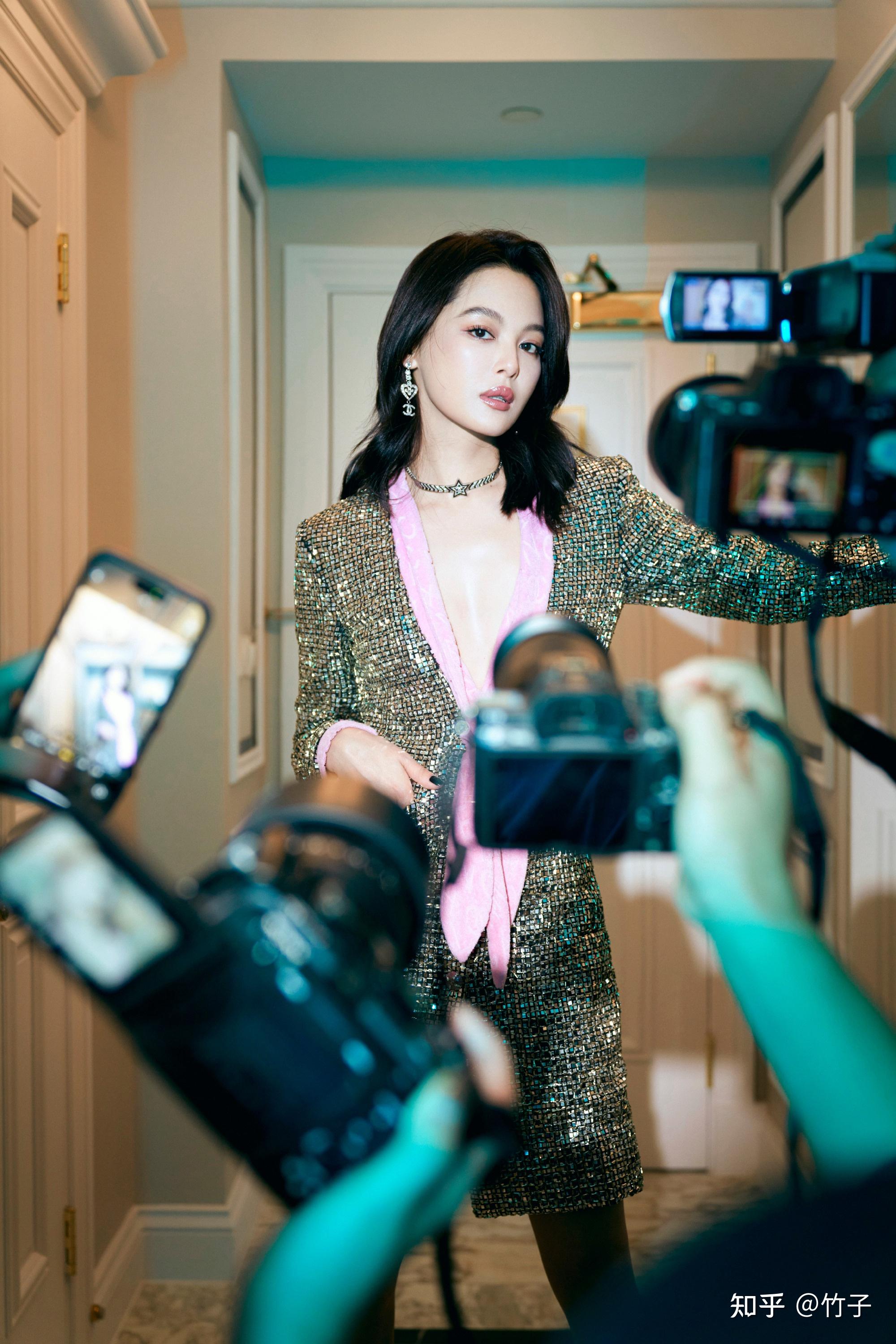 辛芷蕾最新美照分享,闪钻撞粉色低胸连衣裙优雅妩媚气场十足! - 知乎