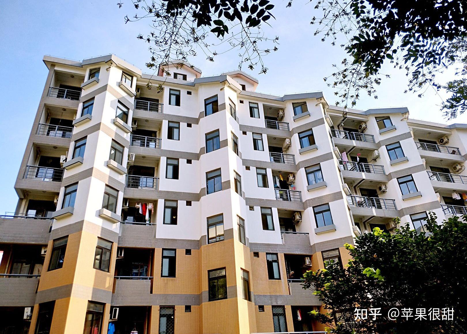 东北门:主要是紫荆学生公寓,一些考研的学生居住在这里.