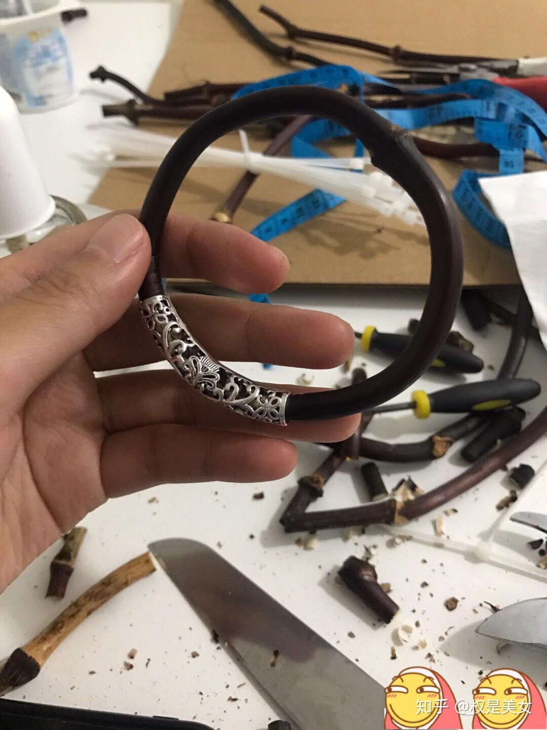 油或者植物油什么都行,也有专门的藤镯用的油)然后用钢丝球清洁一遍