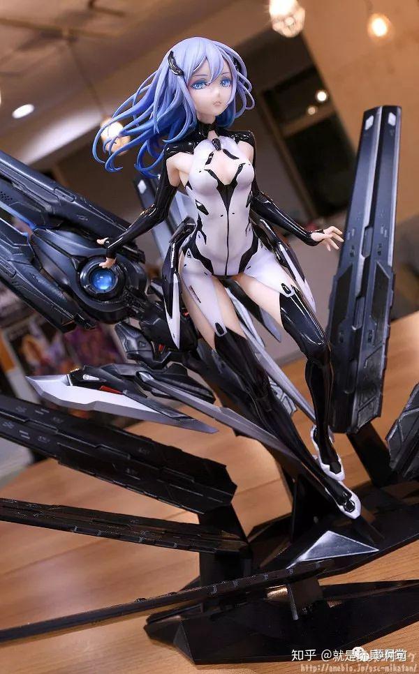 gsc这款《beatless》1/8蕾西亚高约20厘米,普通版售价640元,带black