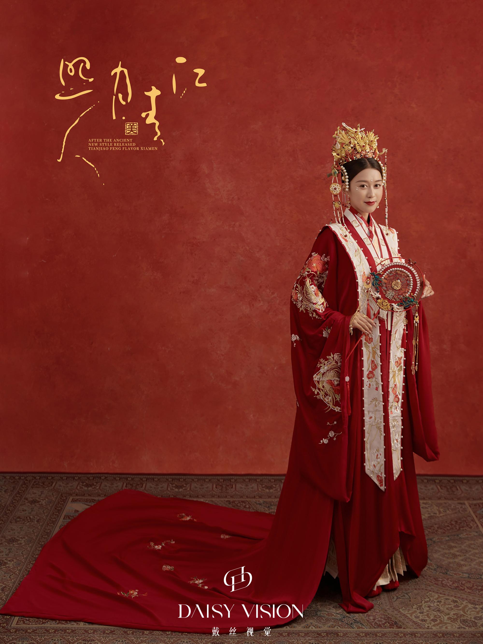是很多人无法拒绝的风格古人结婚,十里红妆,凤冠霞帔,在嫁衣与首饰的