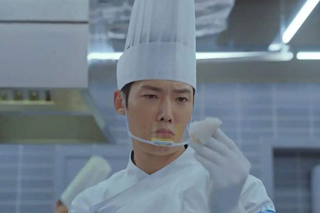 张峰焕一位不可一世的天才厨师,但因一时疏忽把留有鱼钩的菜品上台被