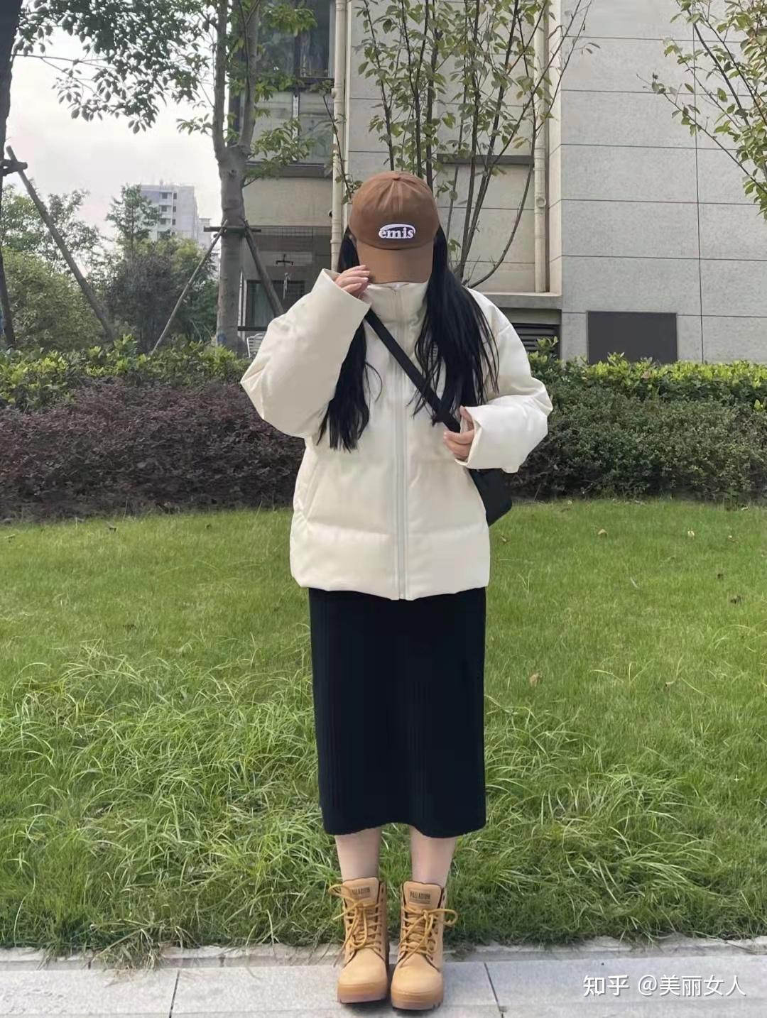look2 白色皮面羽绒服 黑色半身裙 大黄靴短款羽绒服搭配:这件珠光