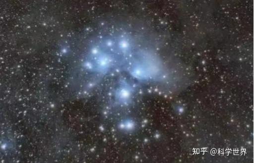 在金牛座方向上一簇闪烁的蓝色星光,那就是神秘的昴星团 - 知乎