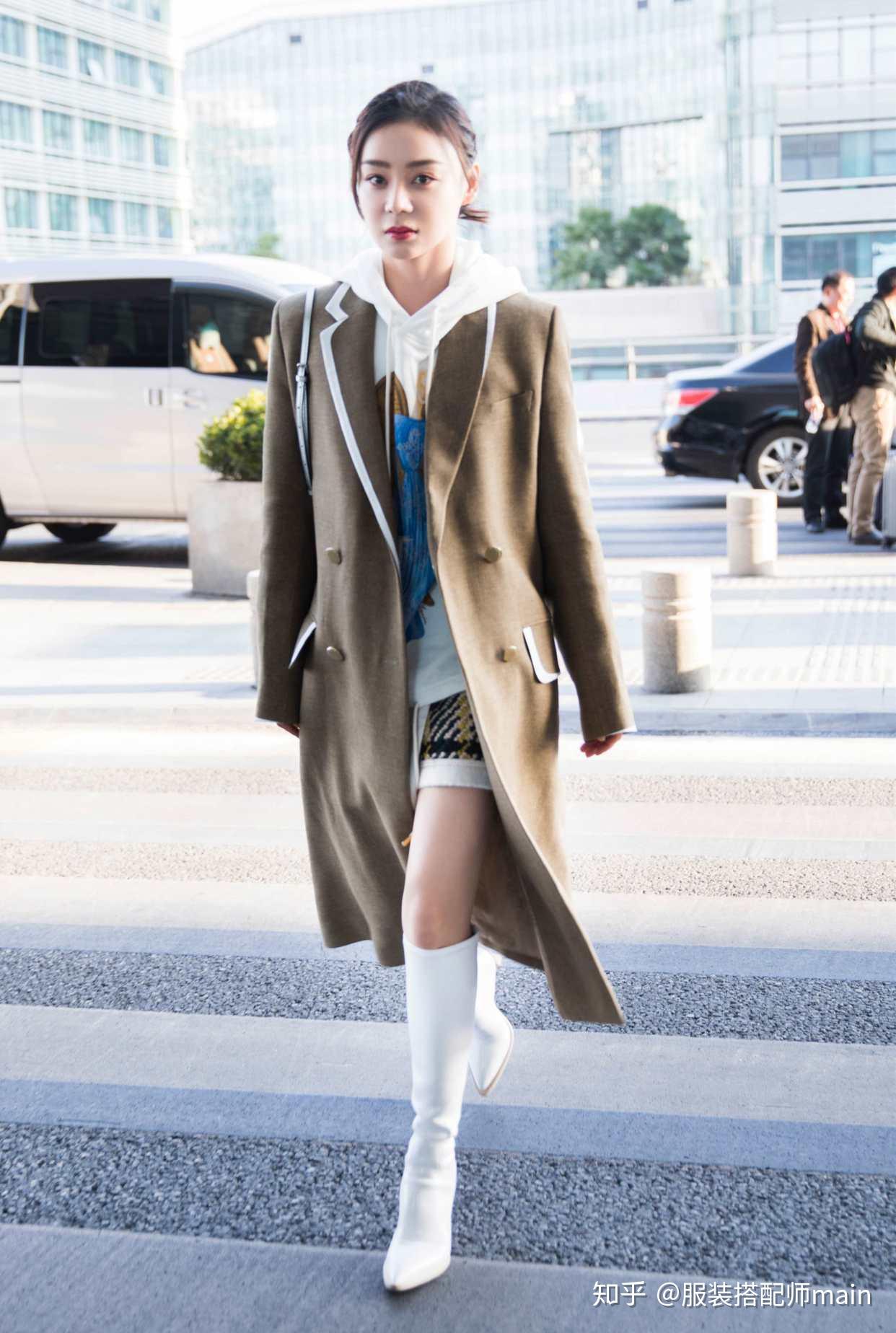 袁姗姗崴脚刚好就踩恨天高光腿穿短裙不惧低温与路人像俩季节