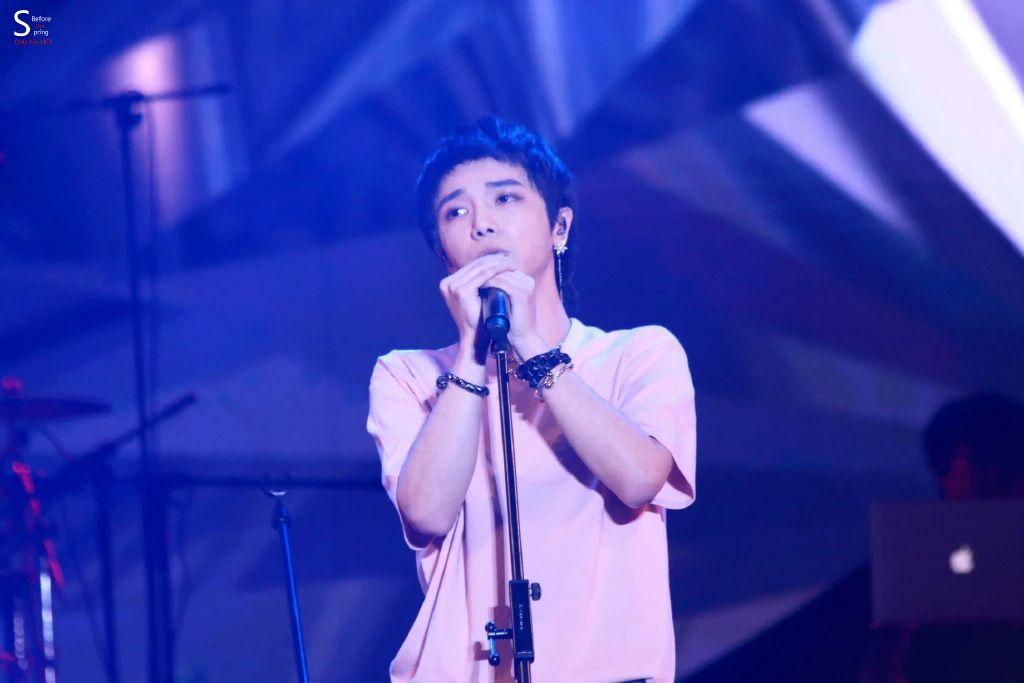 华晨宇壁纸你在台上发光我在台下望你若能这样一辈子便足够了