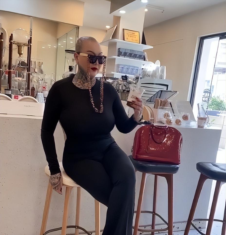 2019年浙江女富婆视频征婚,称结婚送宾利豪车,如今她结婚了么? - 知乎