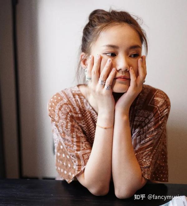 馨子:靠父亲砸钱18岁当女主,如今沦落为柜姐,她经历了什么? - 知乎