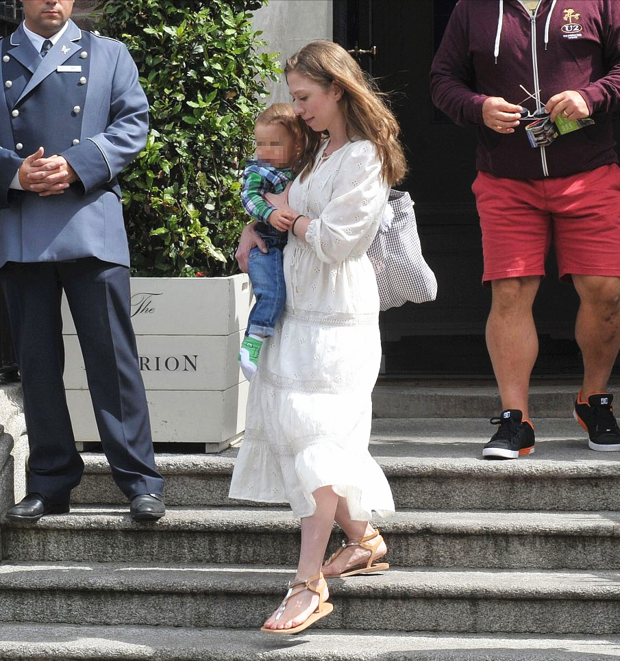 克林顿女儿一家出街,切尔西穿白裙凉鞋好自然,全程不带口罩