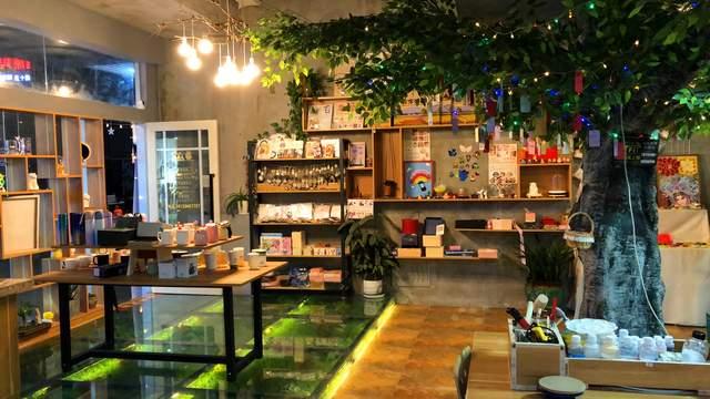冲击下,"消费式体验"成了商业项目的重头戏,其中便以手工diy店为代表