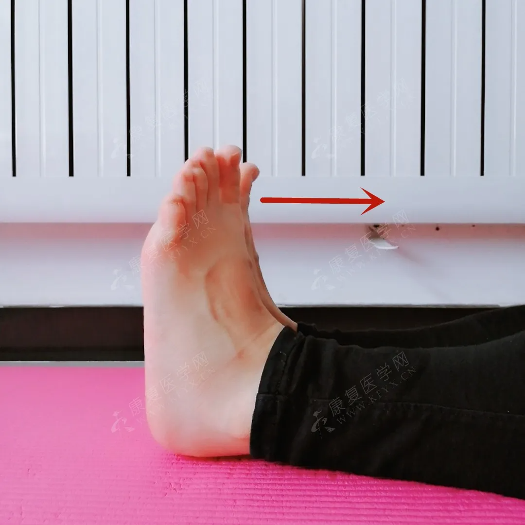 动作要领:内翻下足背屈,弹力带抗阻,每次10秒,做6组.