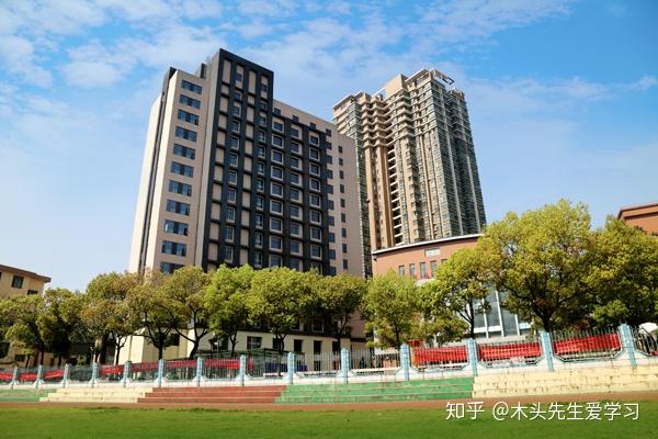 湖北青年职业学院校门图片