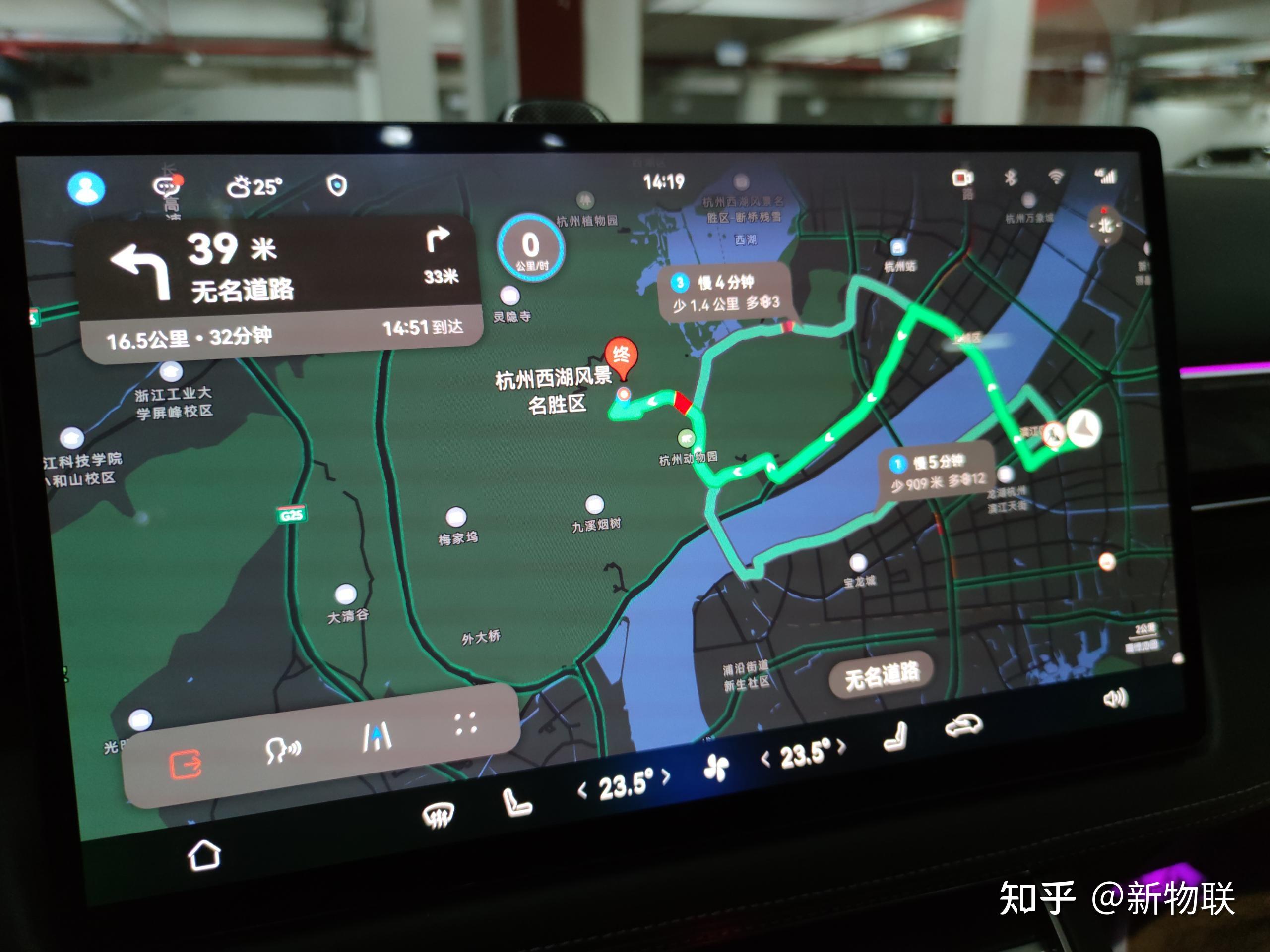 进入导航会自动全屏,或者以悬浮窗形式留在中控左上角,并且仪