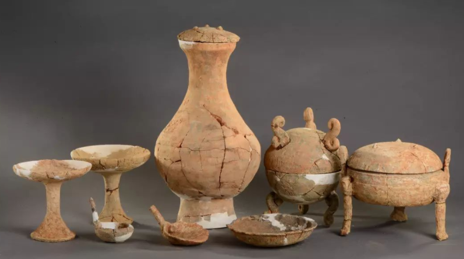 旧石器时代晚期的陶片来看,在中国陶器的产生距今已有11700多年的悠久