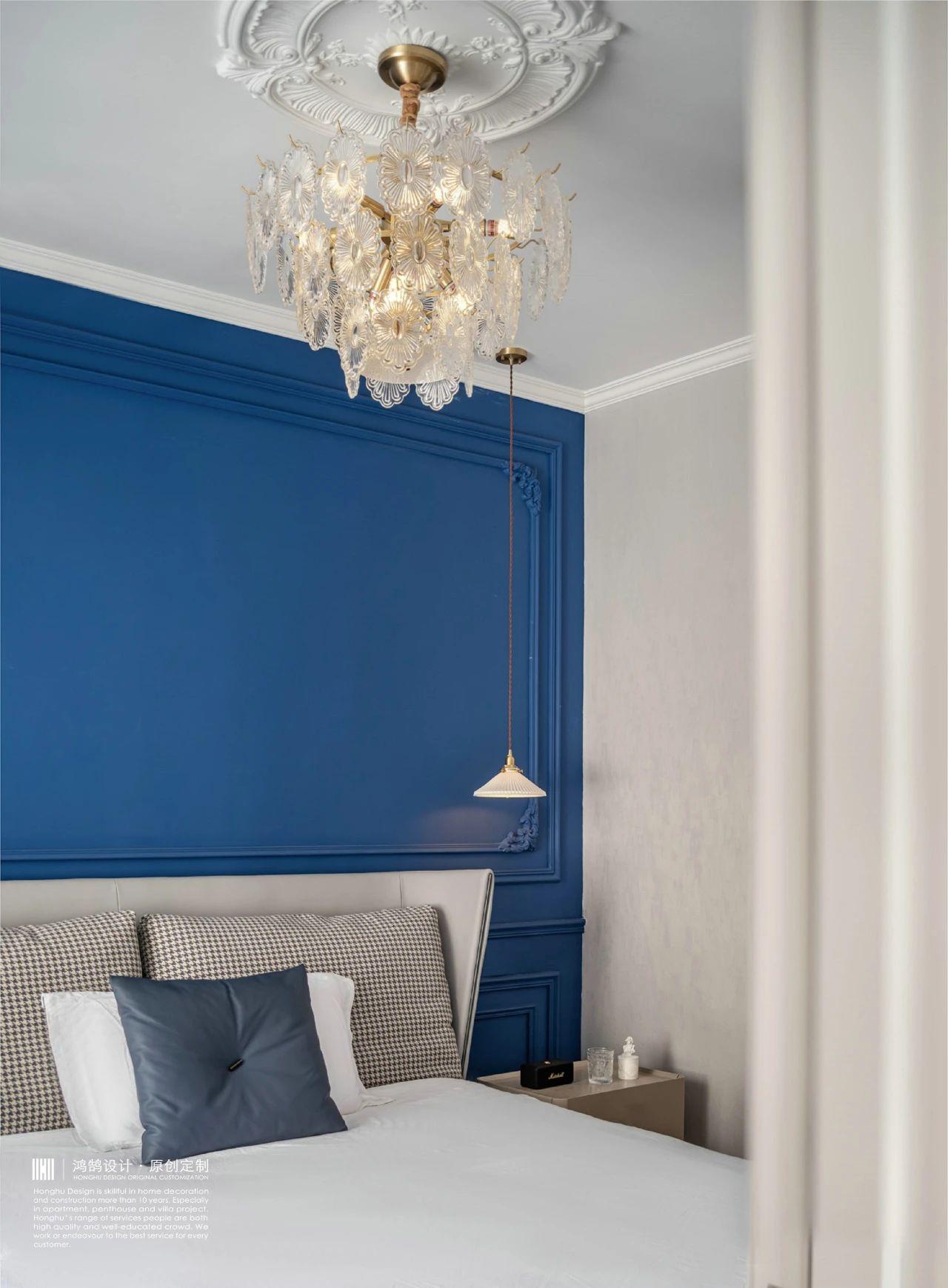 卧室床头背景墙用深蓝色石膏线条,细节,氛围都做到了精准的把控,给人