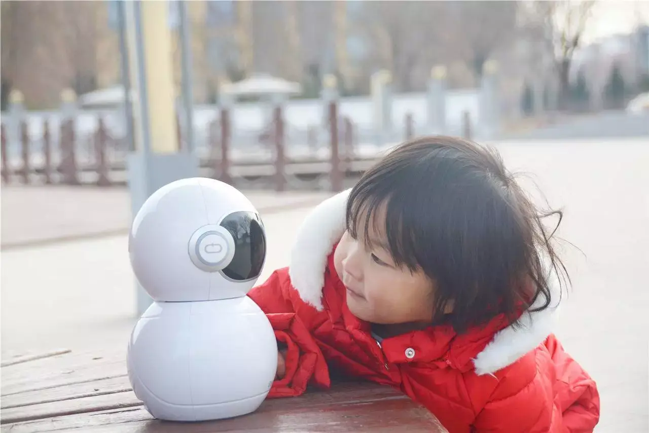 随时随地互动让爱零距离贝贝礼智能机器人