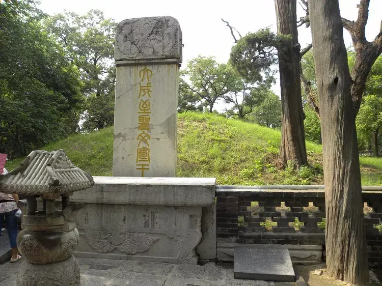 于是产生了将地表刻石埋入墓中的墓志铭形式