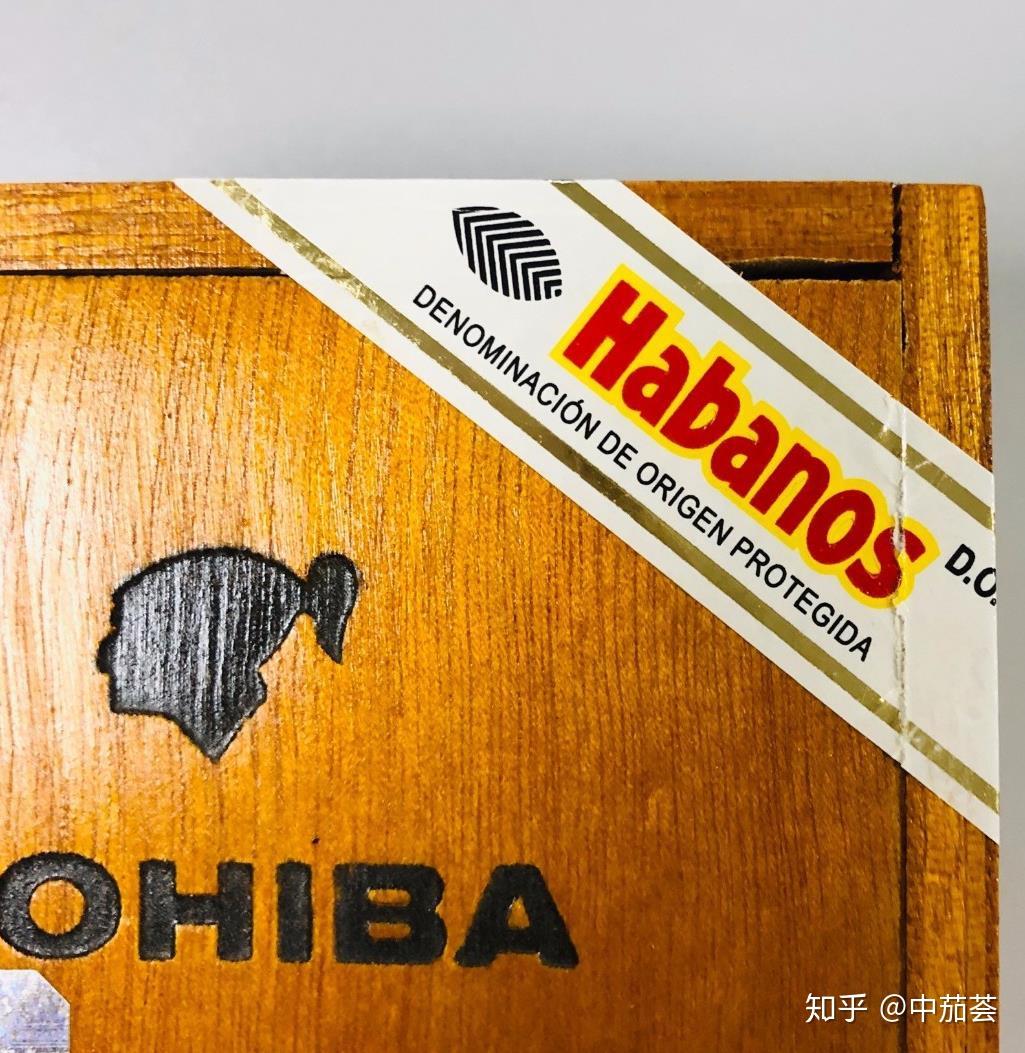 木盒底部有钢印的几行字,第一行为"habanos sa",表示该雪茄是由古巴的