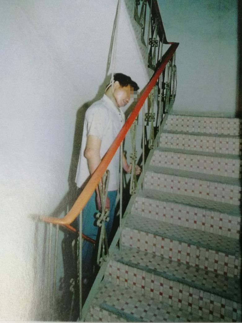 除了自缢,还有他缢,就是身材高大的人从背后把人勒住背起来悬挂,这种
