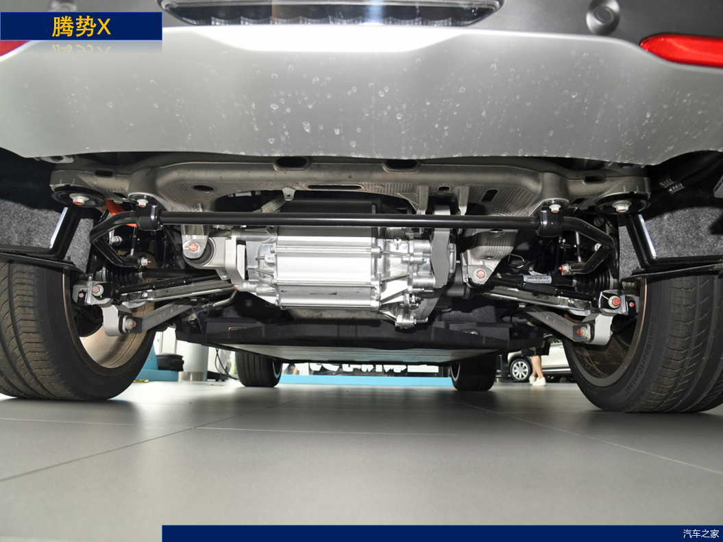 只是电池组容量更大,底盘平整度更加出色,腾势x在底盘上采用了大量的