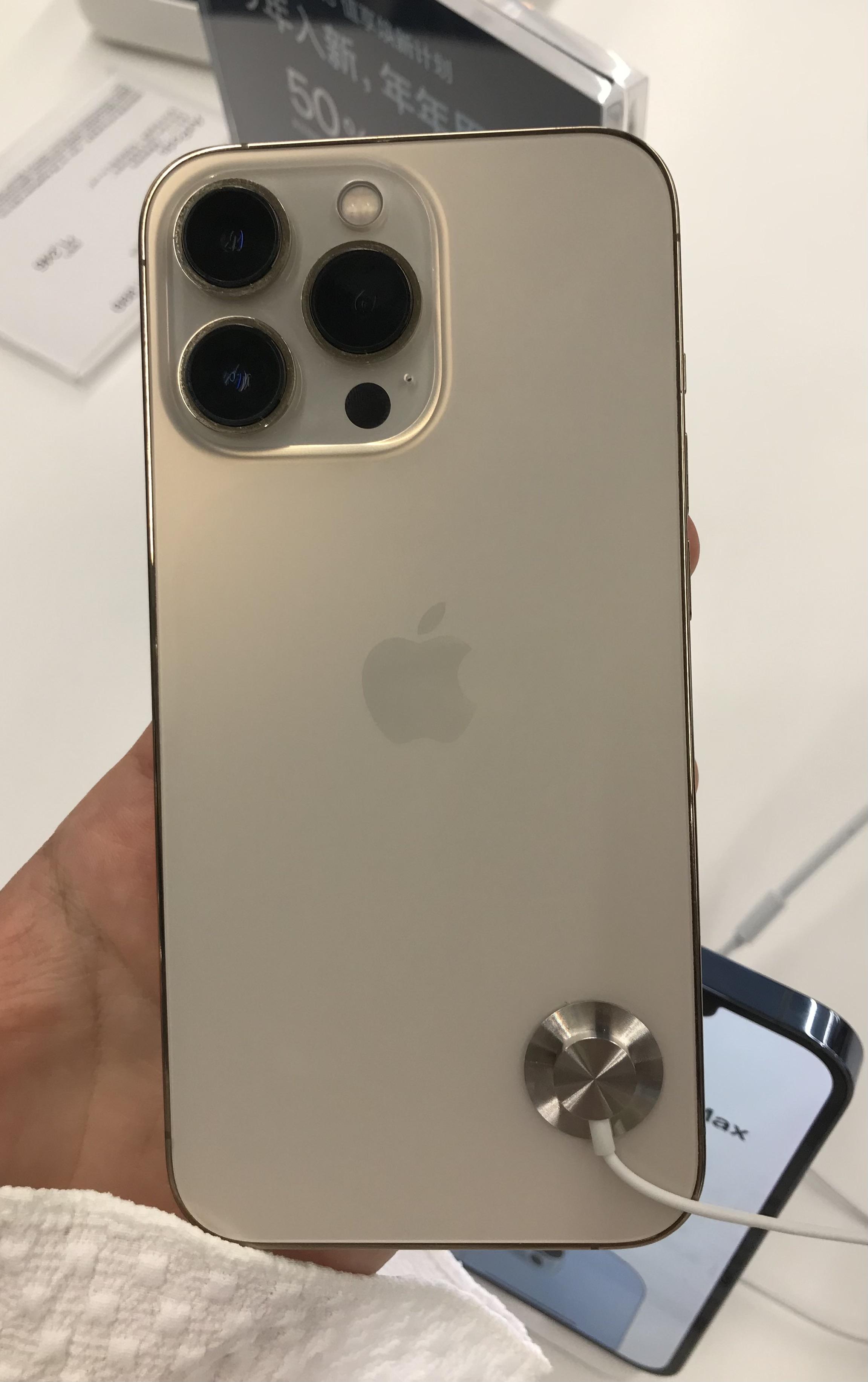 苹果 iPhone 15 Pro 渲染图出炉：后置摄像头凸起明显，改用 USB-C 接口