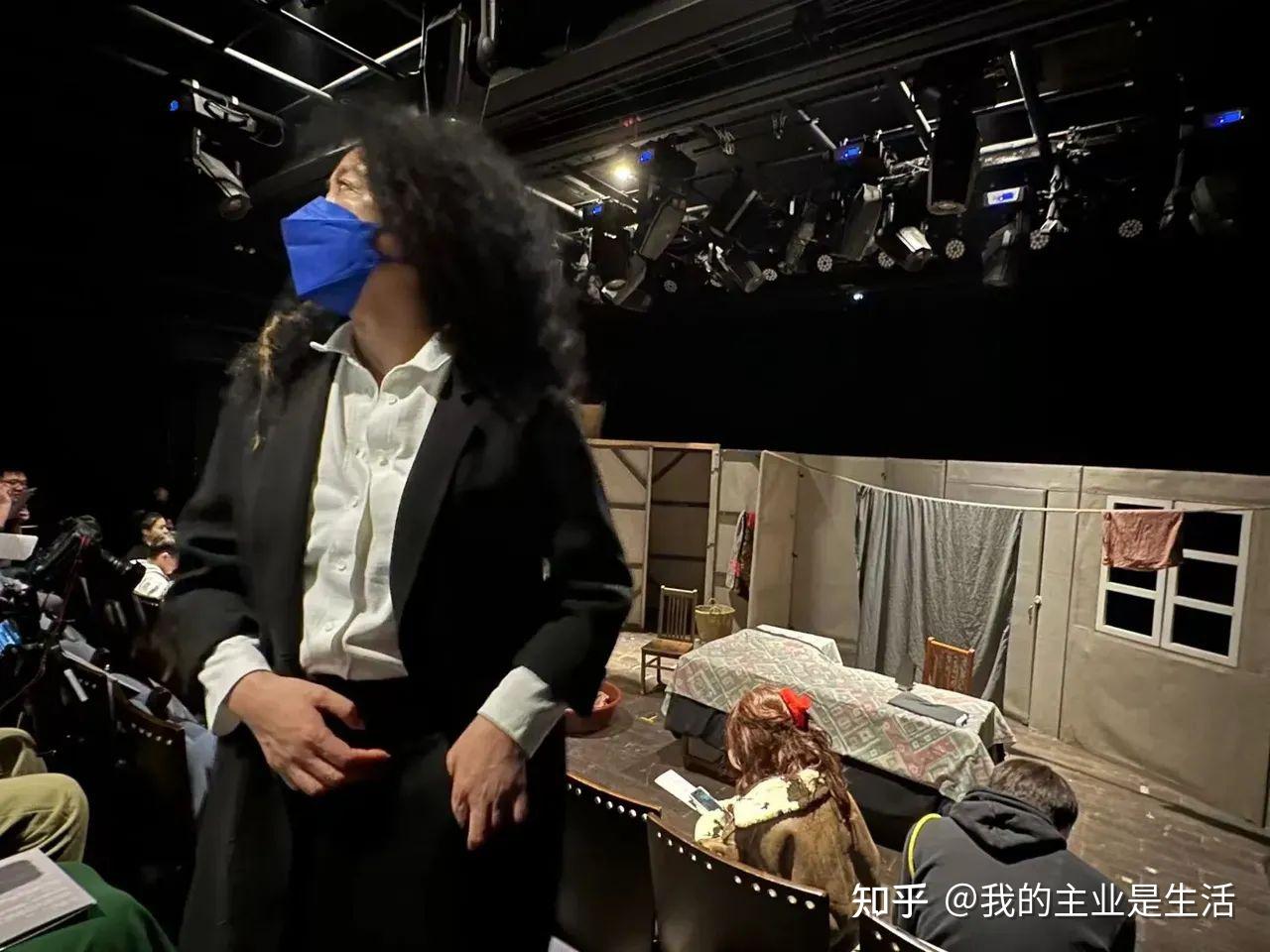 一家三代戏剧人，爷爷中戏院长徐晓钟，妈妈王潮歌，她叫东歌自在 - 知乎