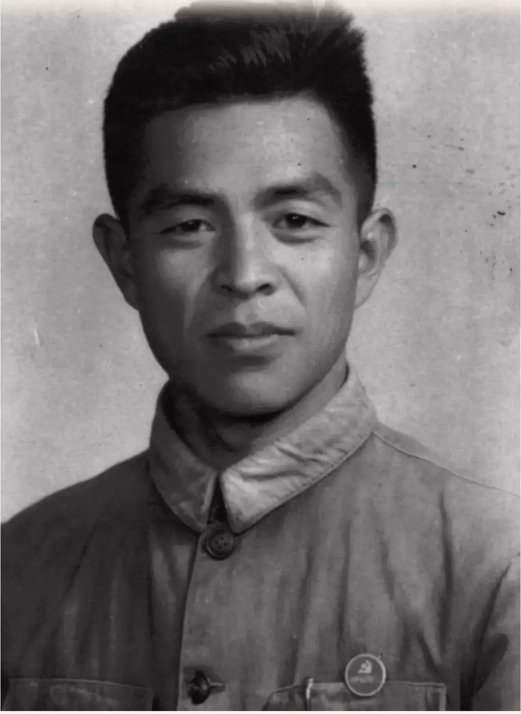1927年12月24日,在云南华宁县的小村寨矣则,褚时健出生了.