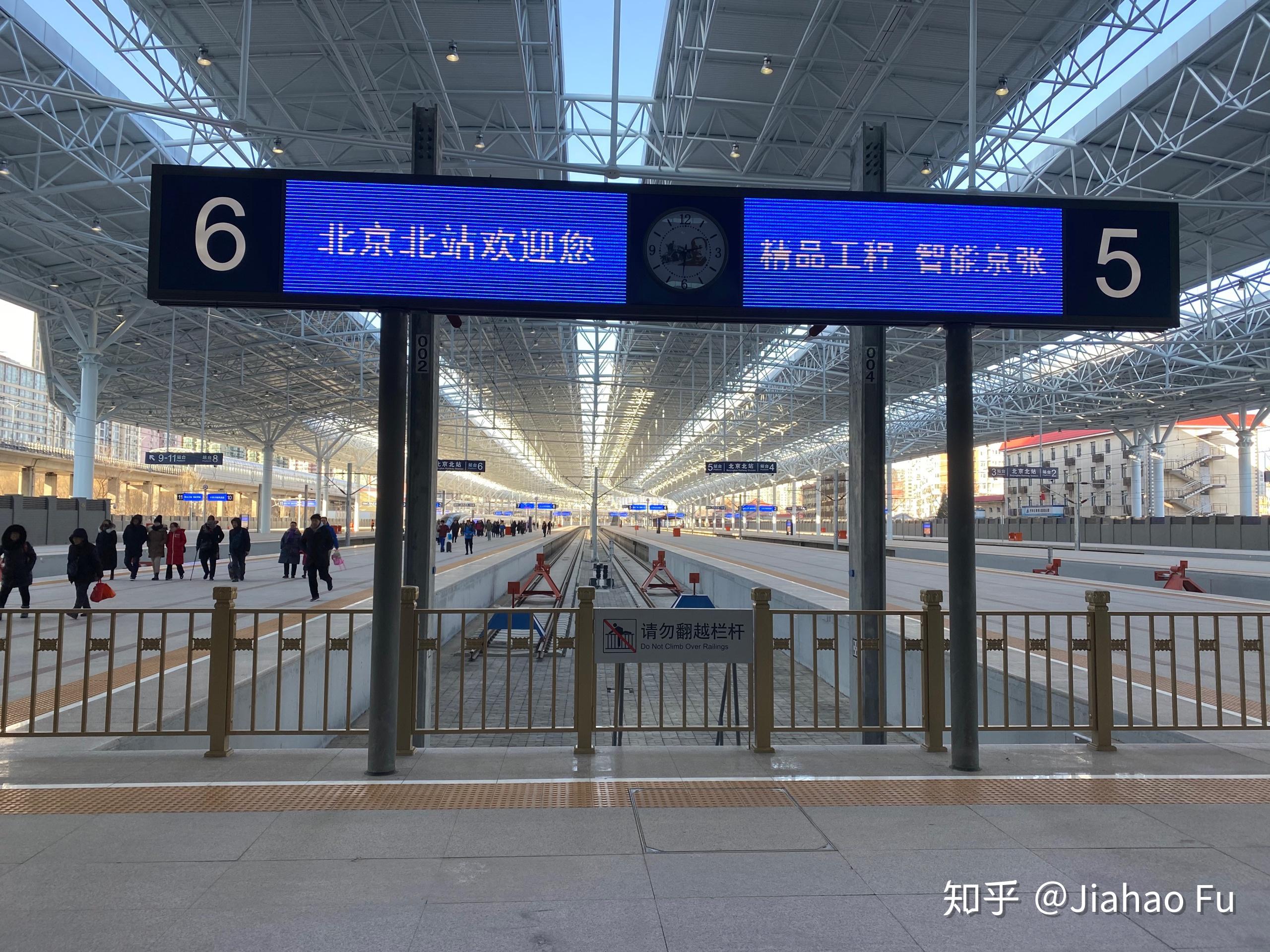 14:30 g8815次检票停靠7站台,高铁沿线都安装了老京张风格的牌匾