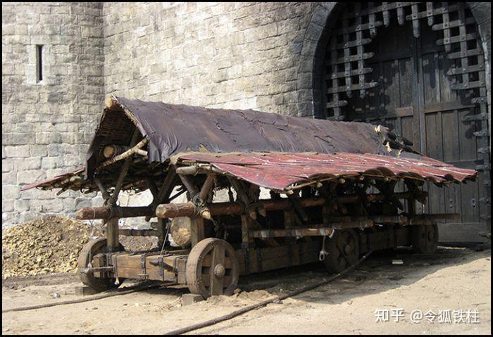 轒輼,古代攻城的战车,这种车下面有四个轮,车上设有屋顶形木架,上面用