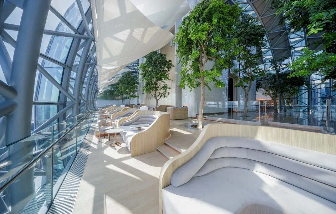 或在250米高空观景台品味下午茶可以在天际泳池中畅游透过全景落地窗