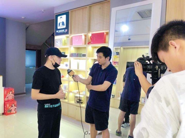 奕龙老师接受采访伴随着经久不息的掌声,小红蚁新媒体流量服务中心