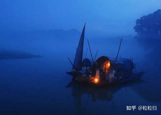 《春夜》唐·虞世南春苑月裴回,竹堂侵夜开.惊鸟排林度,风花