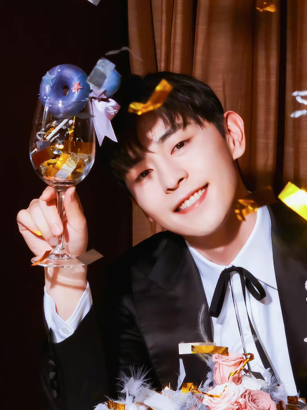 邓伦——2022年灯芯与你一起进步