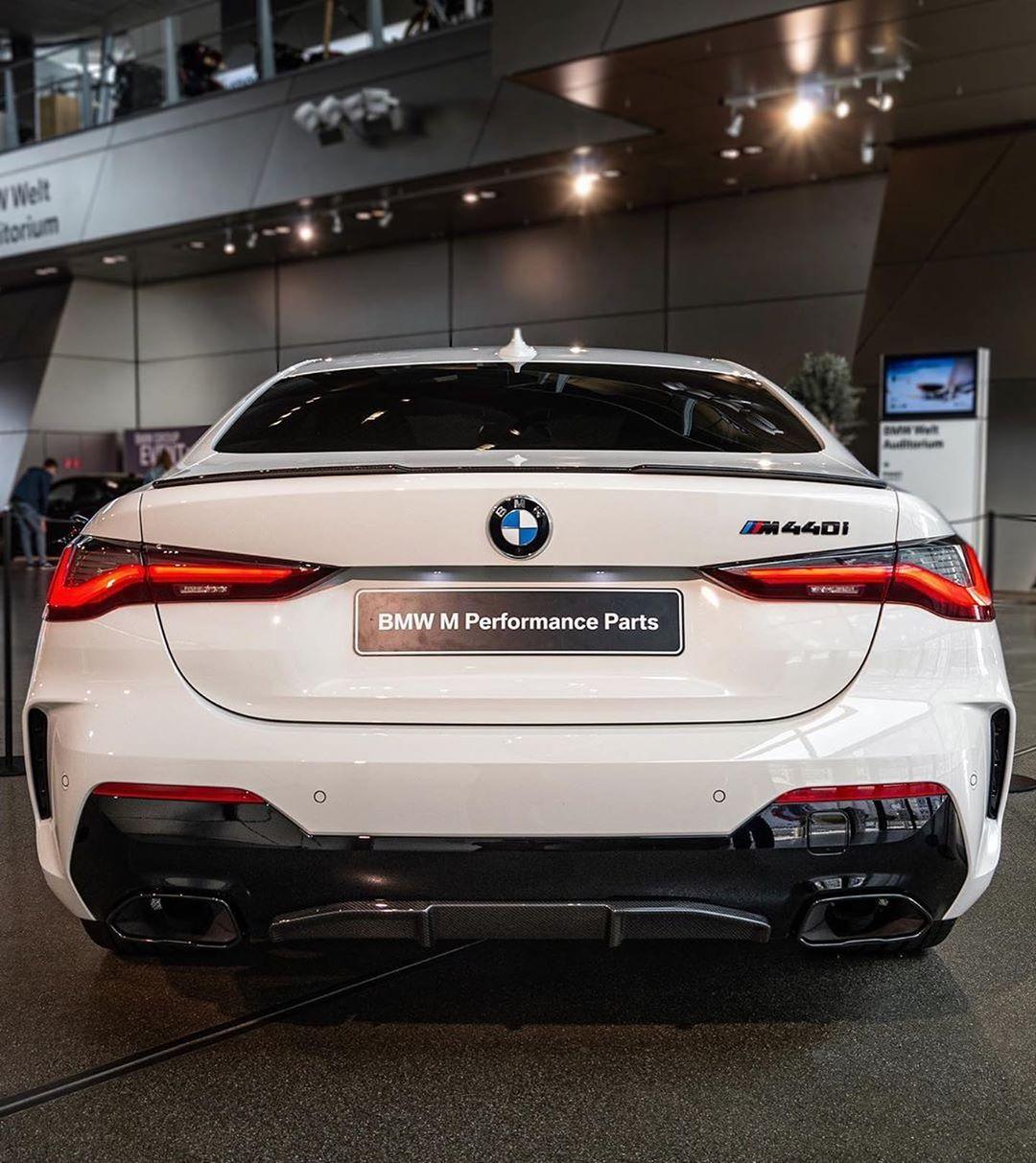 海外实拍宝马m440i高调个性的超大双肾格栅