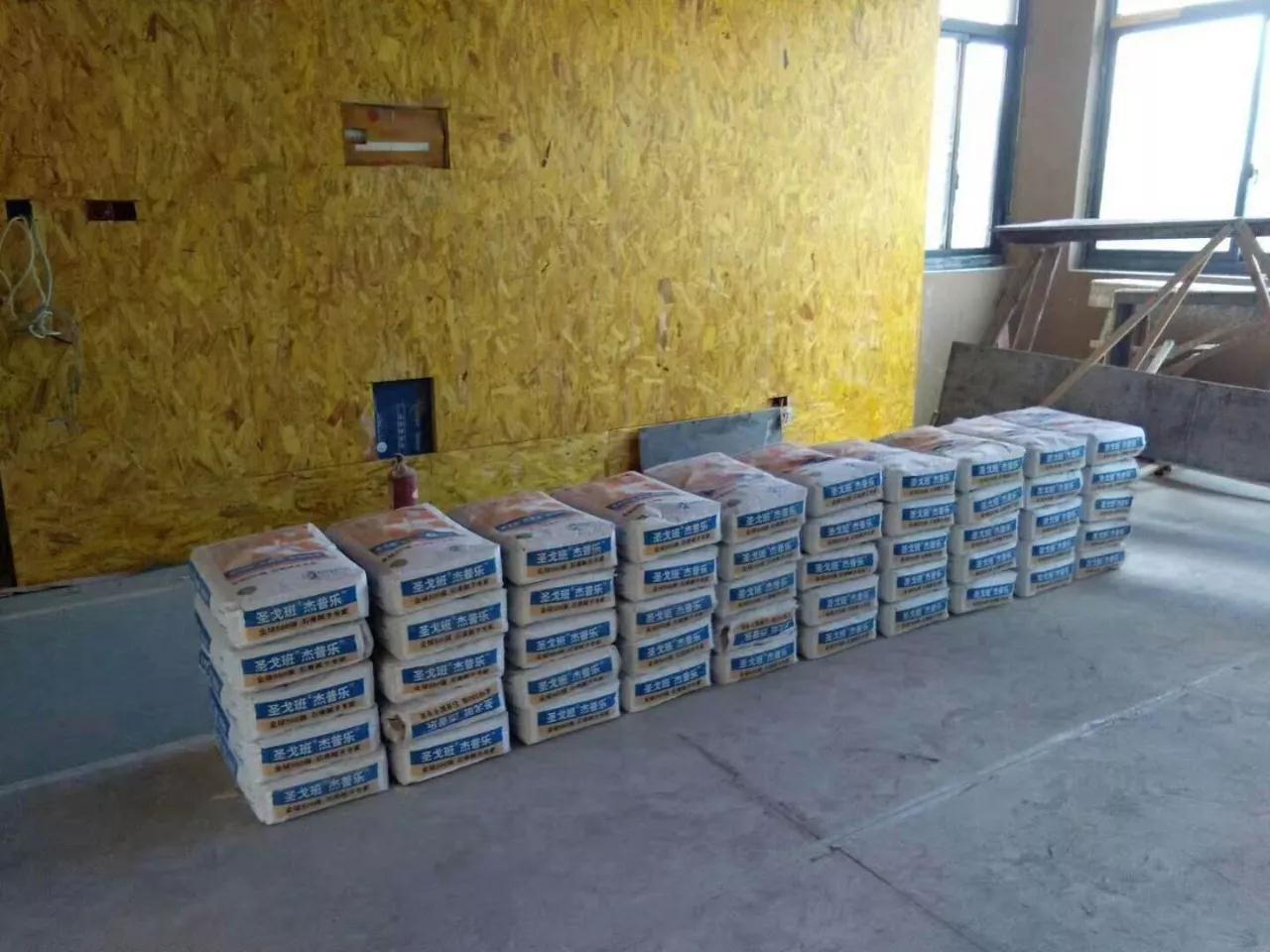 2,看现场的卫生情况怎样,装修材料是否分类并堆放整齐.