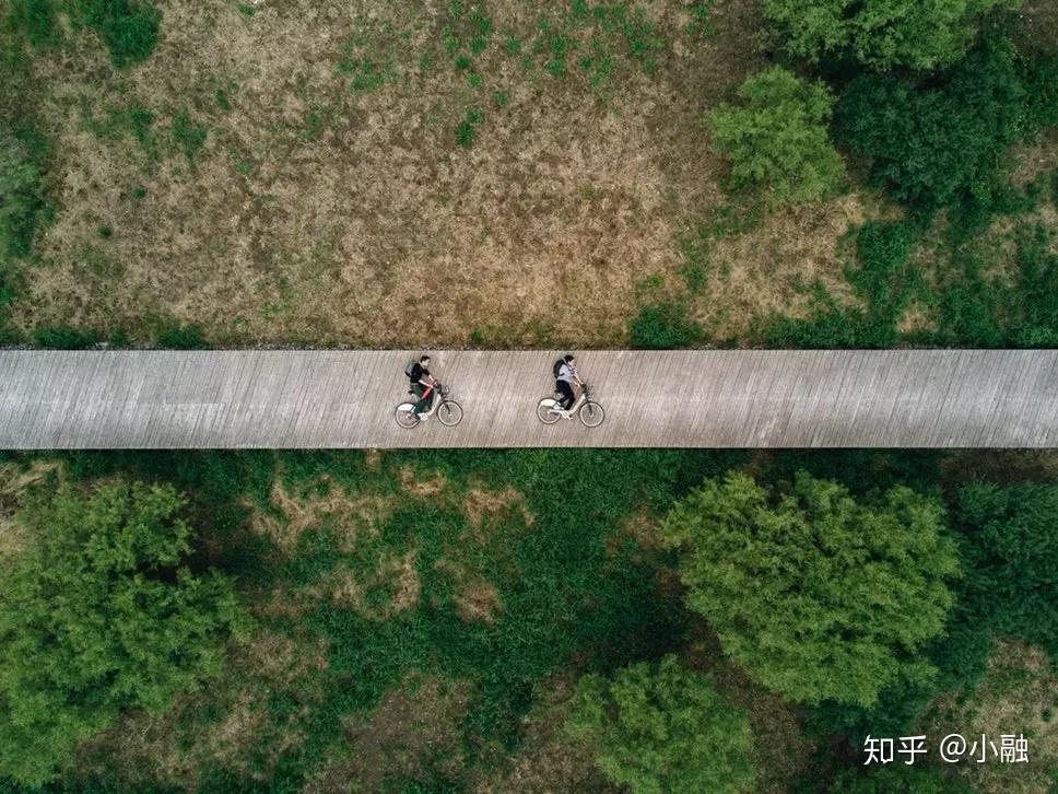 但是最终拍出的作品却是平面的,这样飞手就可以借助航拍在作品中呈现